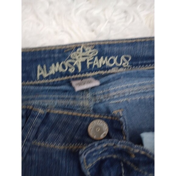 Womens Almost Famous Low Rise Distressed Capri Jeans Size 7 Medium Wash - Picture 8 of 12